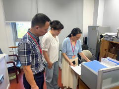 为该区纪检监察干部正在相关单元查阅采 