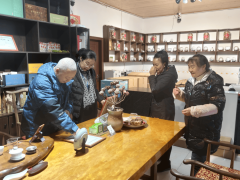 细查看食物保质期、储存前提、进货检验记实等